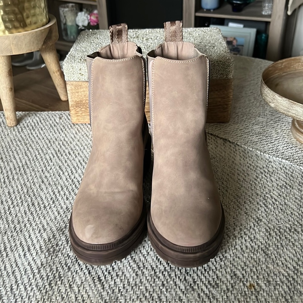 KangaRoos pull on boot